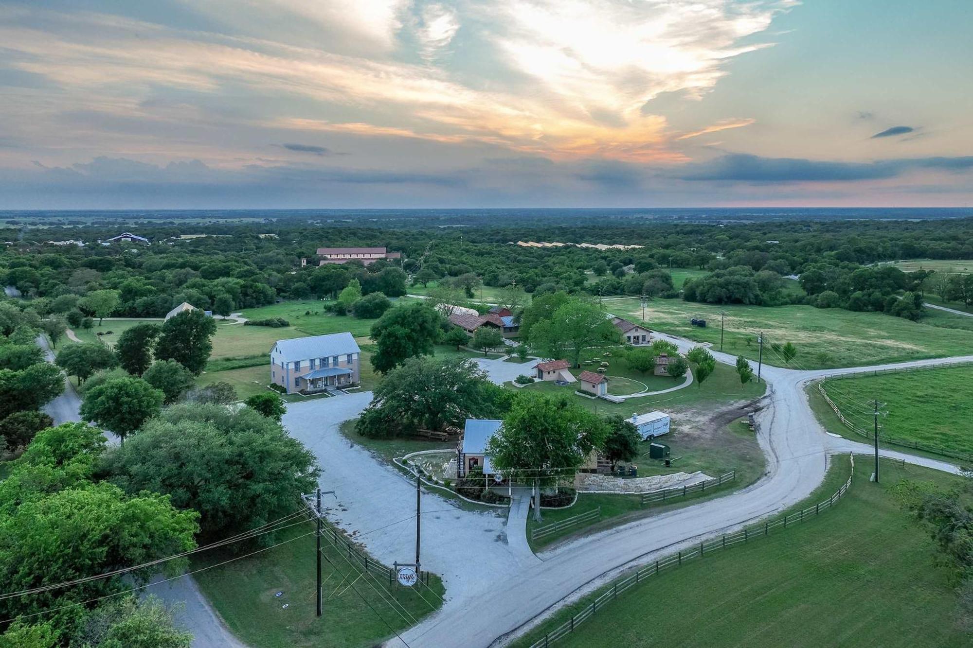 Container Home With Rooftop Views And Pickleball-Pecan Grove Bellmead Dış mekan fotoğraf