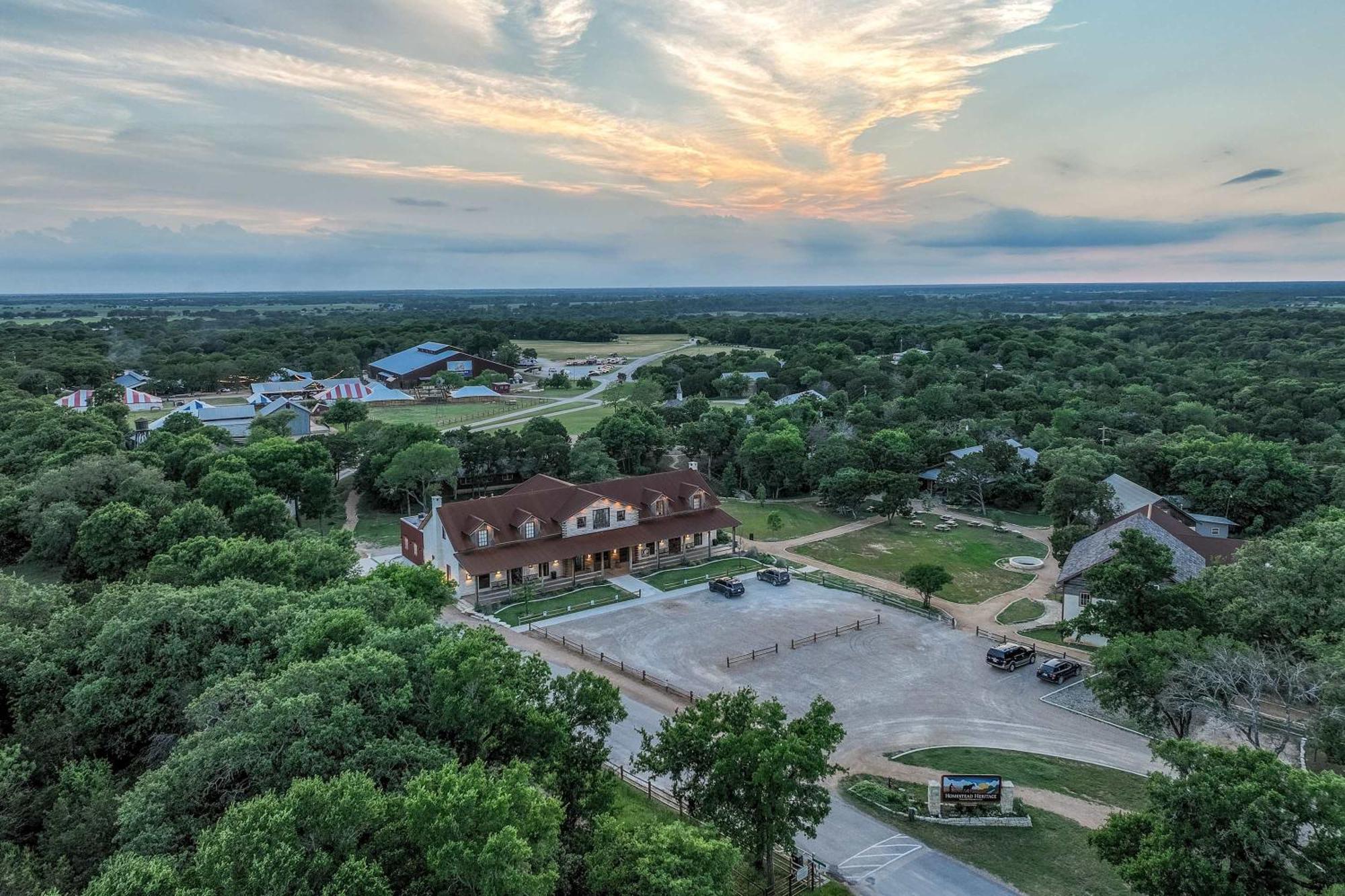 Container Home With Rooftop Views And Pickleball-Pecan Grove Bellmead Dış mekan fotoğraf